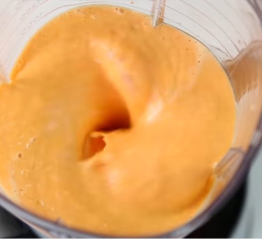 Beating carrot cake with rice flour in blender