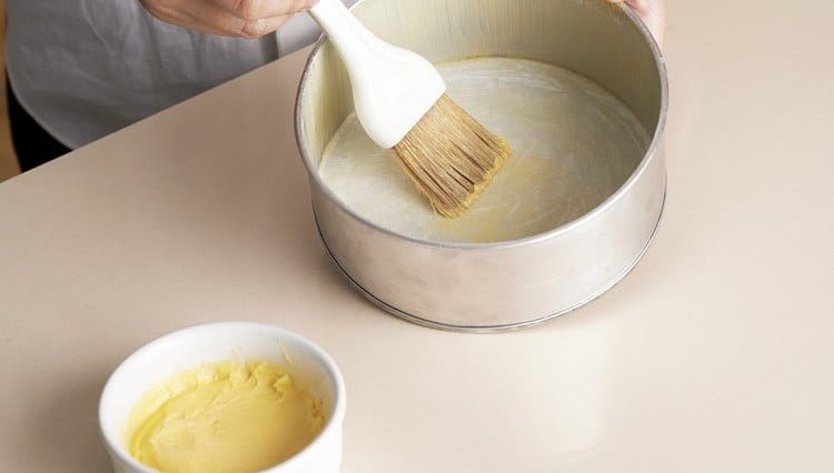 I can grease the cake pan only with butter