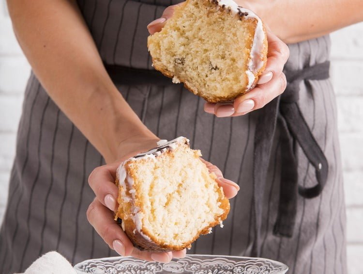 can I leave the cake in the oven after it's ready