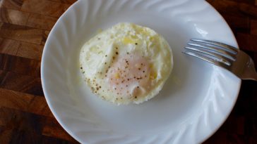Are eggs cooked in the microwave healthy?