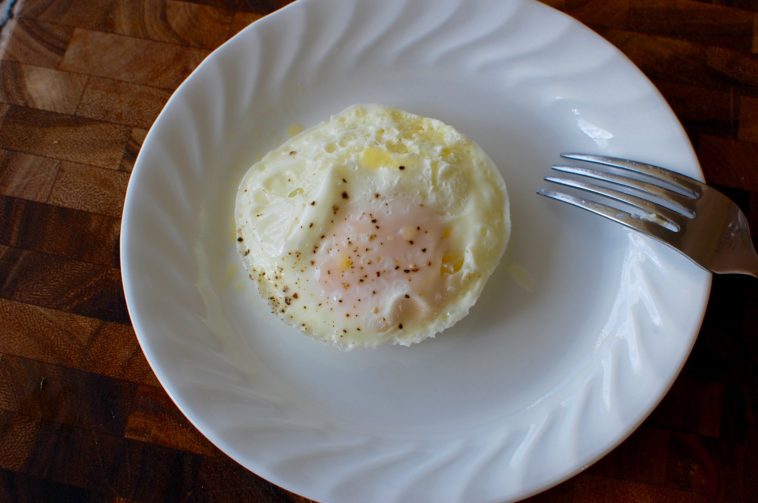 Are eggs cooked in the microwave healthy?