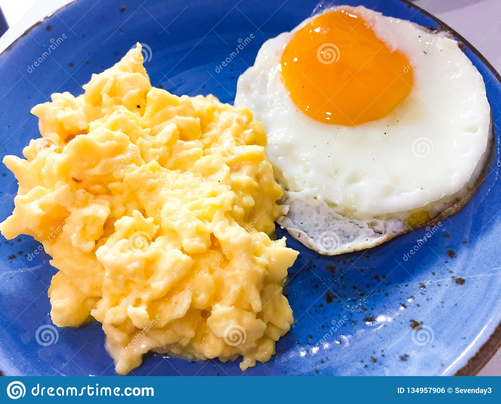 Are scrambled eggs the same as fried eggs? - Foodly