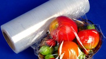 Can I wrap Christmas cake in cling film?