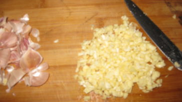 Can a food processor mince garlic?