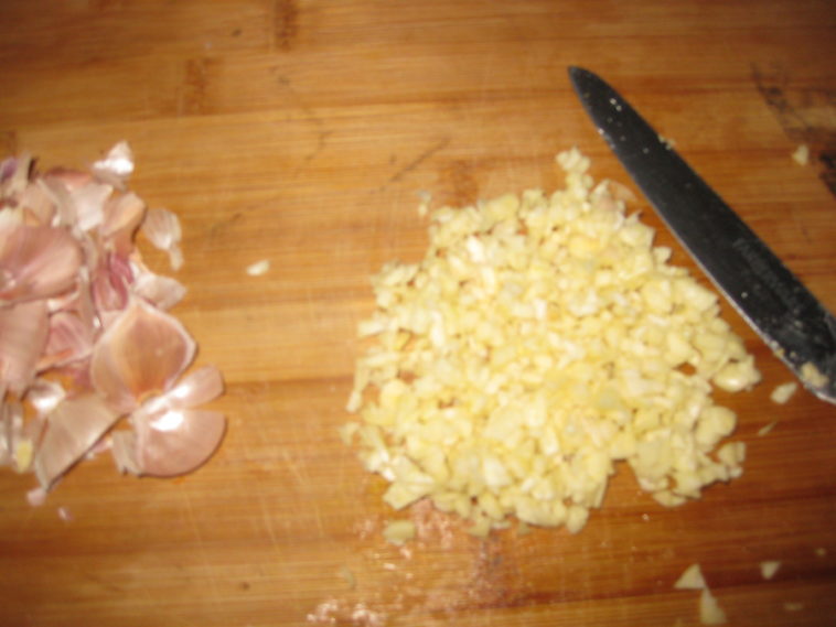Can a food processor mince garlic?