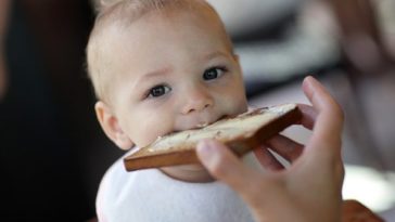 Can babies with no teeth eat toast?