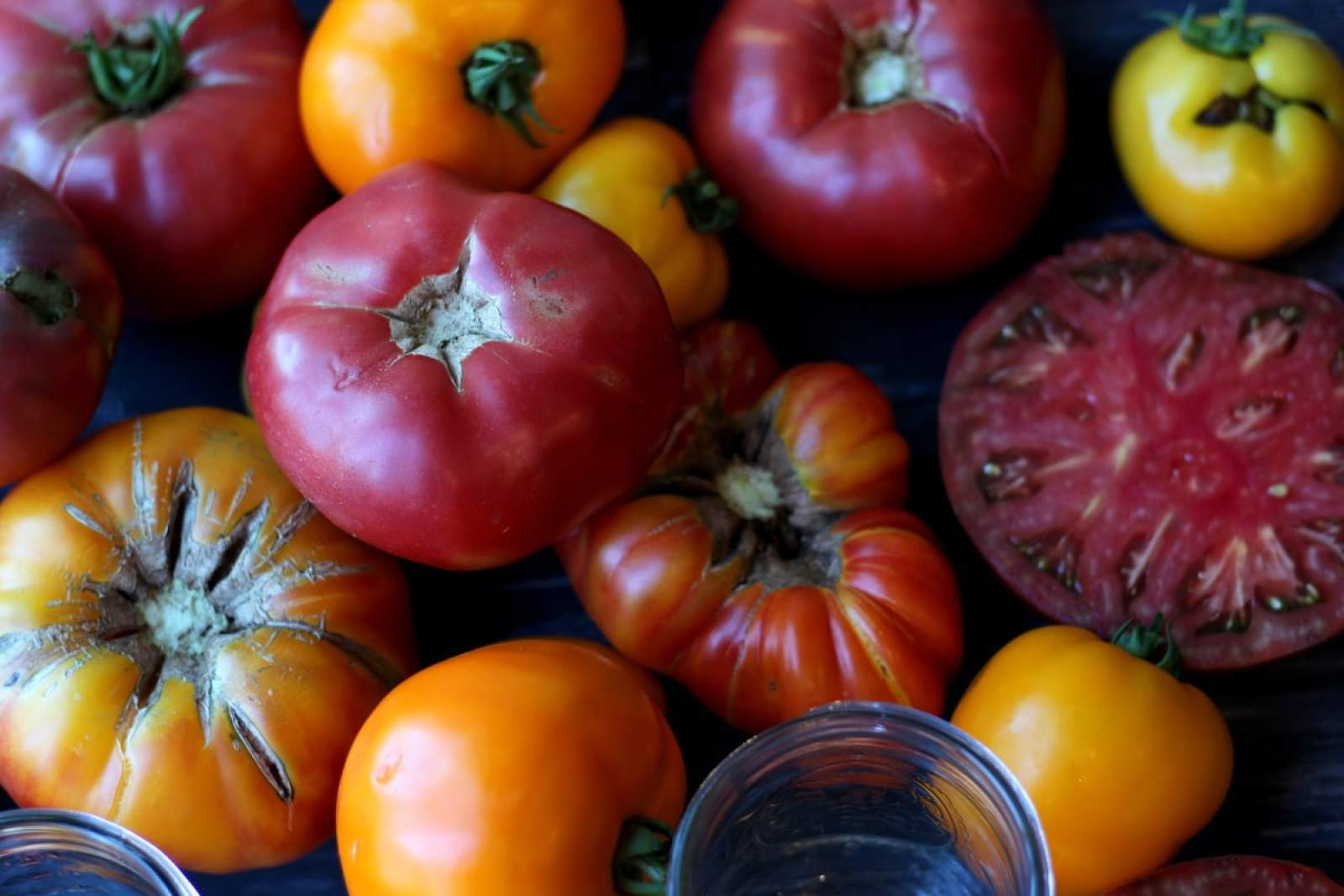 Can bacteria grow in hot sauce?