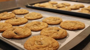 Can parchment paper go in 425 degree oven?