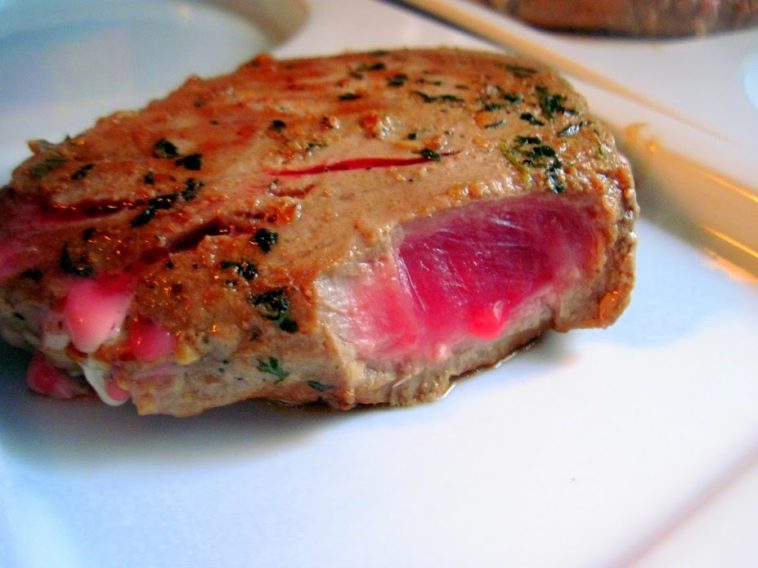 Can tuna be pink in the middle?