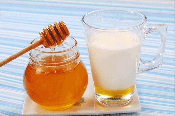 Can we mix honey with hot milk?