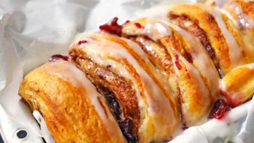 Can you bake Pillsbury cinnamon rolls in a glass pan?