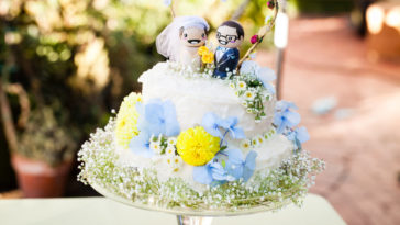 Can you decorate a cake with real flowers?