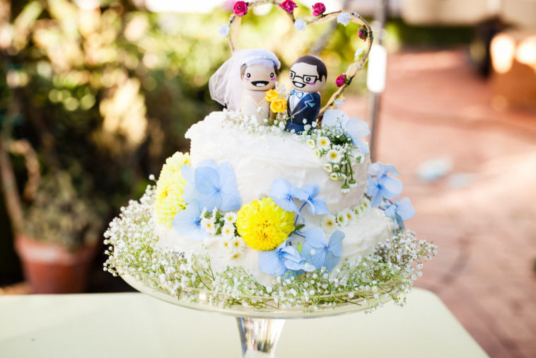 Can you decorate a cake with real flowers?