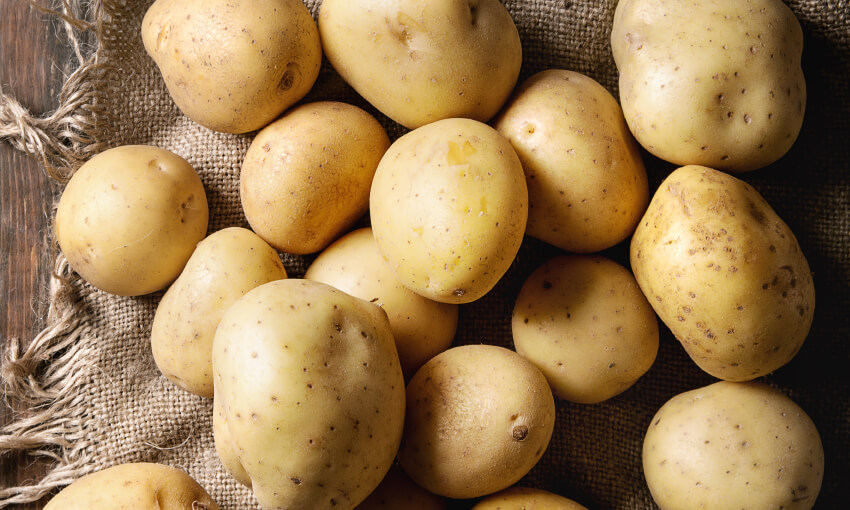 Почему картошка горчит. Можно ли есть картошку которая почернела. Raw Potato texture.