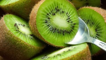 Can you eat the skin of a kiwi?