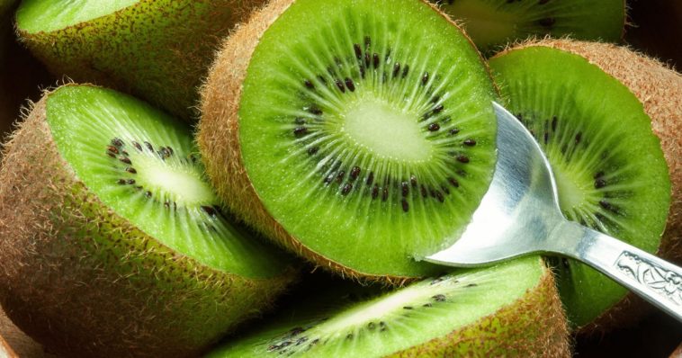Can you eat the skin of a kiwi?