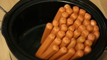 Can you keep hot dogs warm in a crockpot?