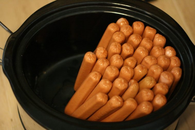 Can you keep hot dogs warm in a crockpot?