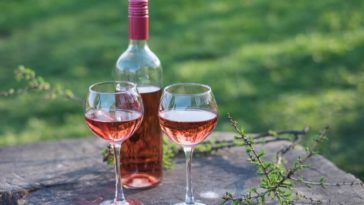 Can you make rosé wine by mixing red and white?