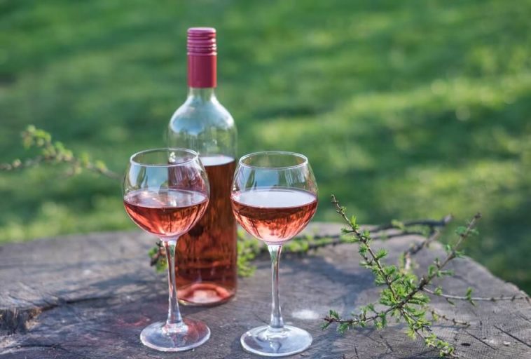 Can you make rosé wine by mixing red and white?