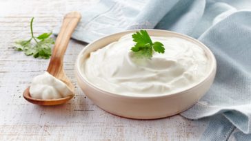 Can you make sour cream from mayonnaise?