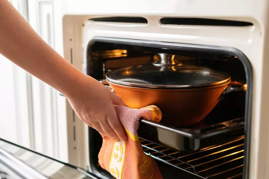 Можно ставить тарелку в духовку. Девушка открывает духовку. Открытая духовка и рука. Когда открыла духовку. Cauldron Oven.