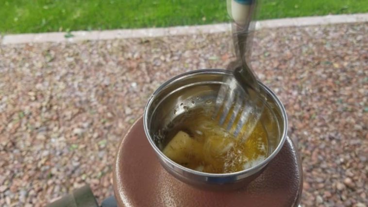 Čini sol okvir  Možete li staviti maslac u tavu od lijevanog željeza?