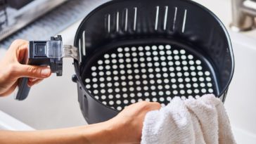 Can you put water in an air fryer to clean?