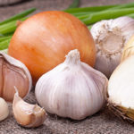 Can you store onions and garlic together?