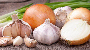 Can you store onions and garlic together?