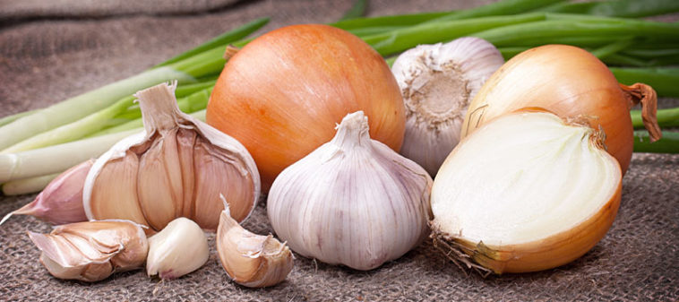 Can you store onions and garlic together?