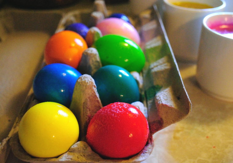 Can you use icing color to dye eggs?