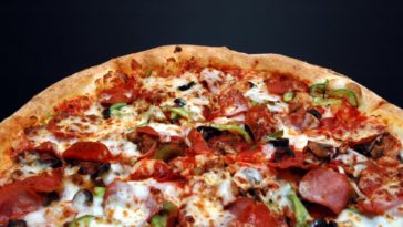 Do Papa John employees get free pizza?