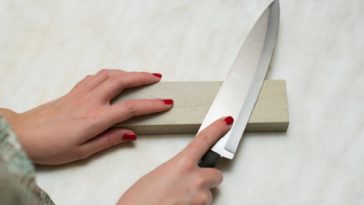 Do all sharpening stones need to be wet?