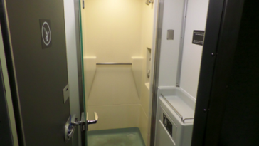 Do overnight trains have showers?