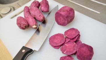 Do sweet potatoes change color when peeled?