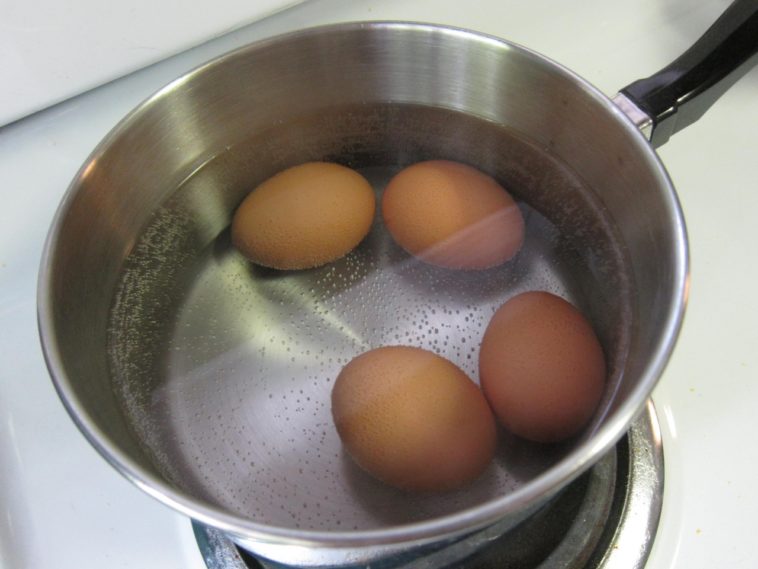 do-you-boil-water-before-adding-eggs