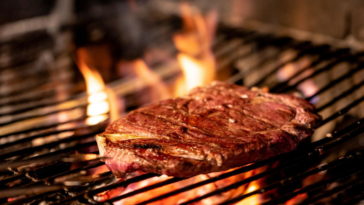 Do you close the BBQ lid when cooking steak?