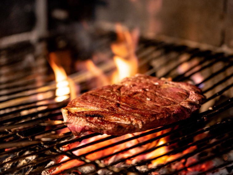 Do you close the BBQ lid when cooking steak?
