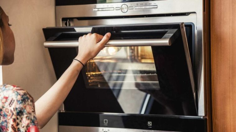 Do you close the oven door when using the grill?
