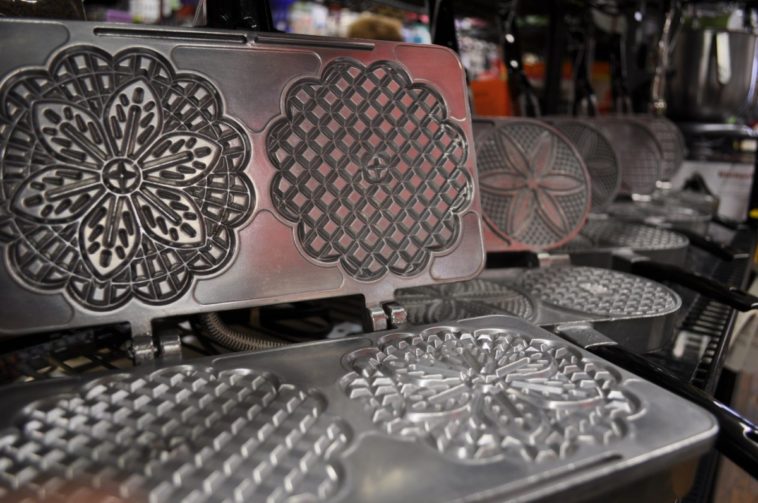 Do you grease a pizzelle iron?