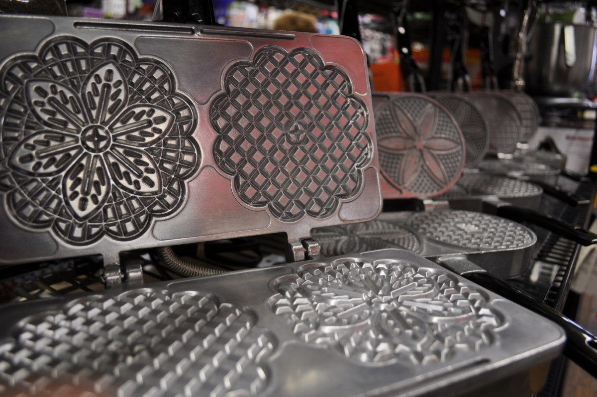 Do you grease a pizzelle iron?