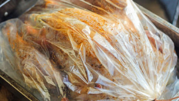 Does a turkey cook faster in an oven bag?