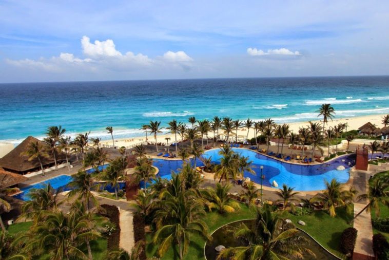 Does all-inclusive in Cancun include alcohol?