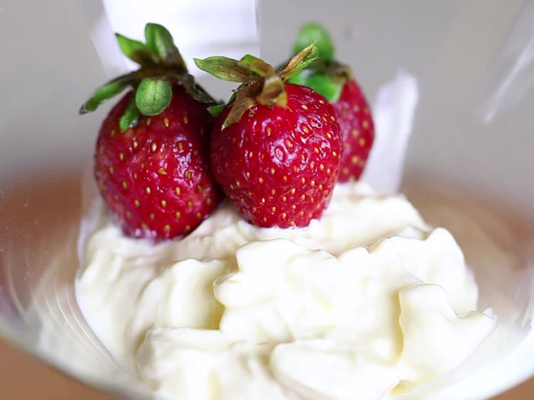 Does condensed milk thicken when whipped?