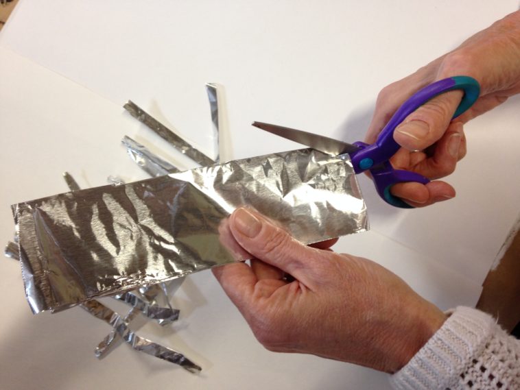 Does cutting aluminum foil sharpen scissors?