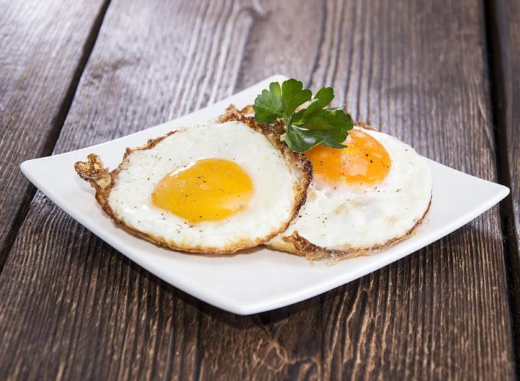 Does frying an egg destroy the protein?