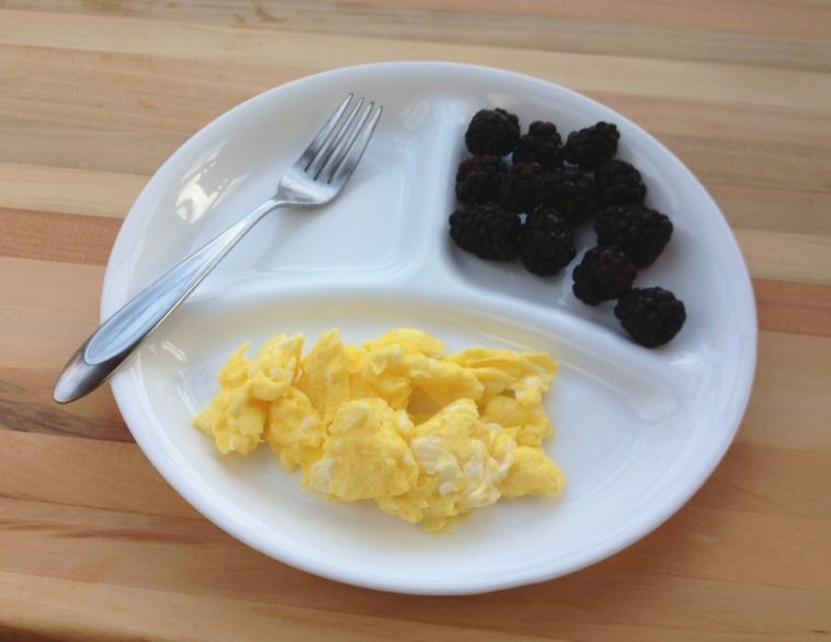 Does hellmans mayo have raw eggs?