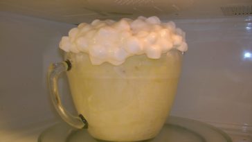 Does marshmallow fondant hold its shape?