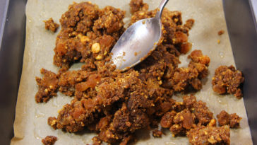 Does parchment paper make things crispy?